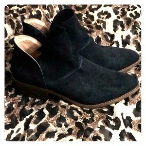 Size 10 Lucky Brand Suede Navy Booties😍